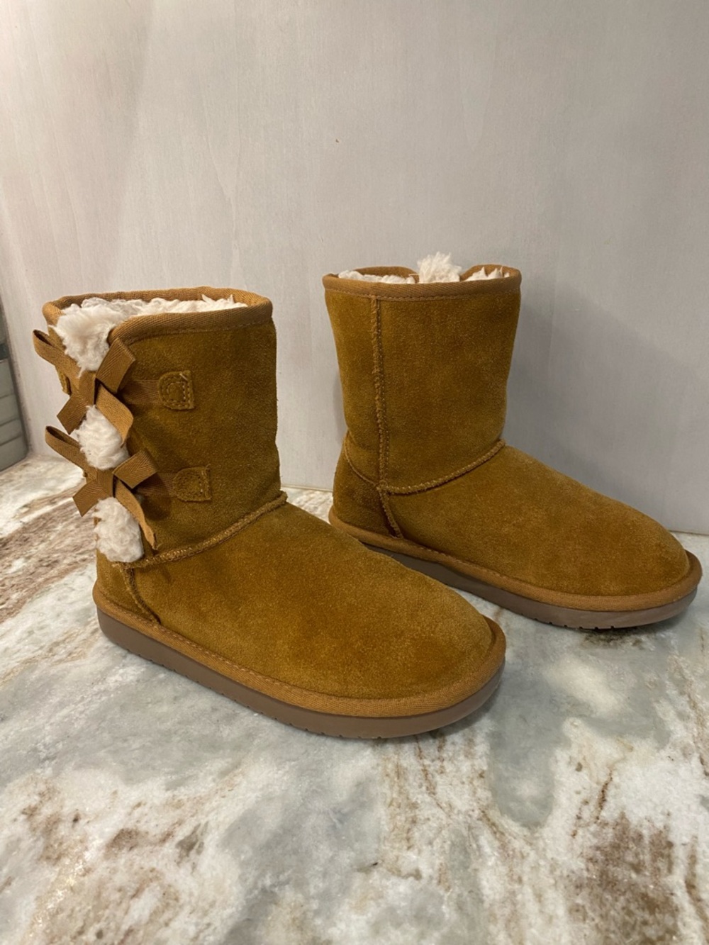 Koolaburra by UGG Victoria Short Bow Boots Chestnut Suede Size 3
